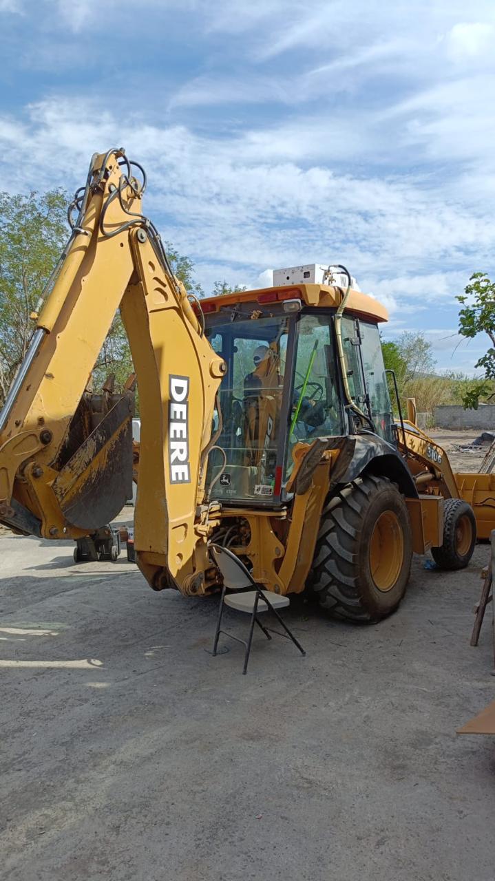 Retroexcavadora John Deere equipada con sistema de climatización MADASA